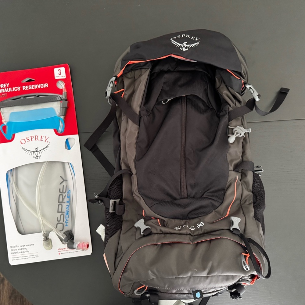 NWOT Osprey Sirrus 36 Women's Hiking Backpack w/ 3L reservoir